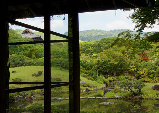 昔ながらの極薄ガラス越しに観る日本庭園
