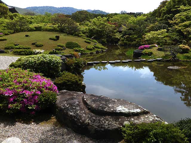 東大寺西塔の心礎の一部